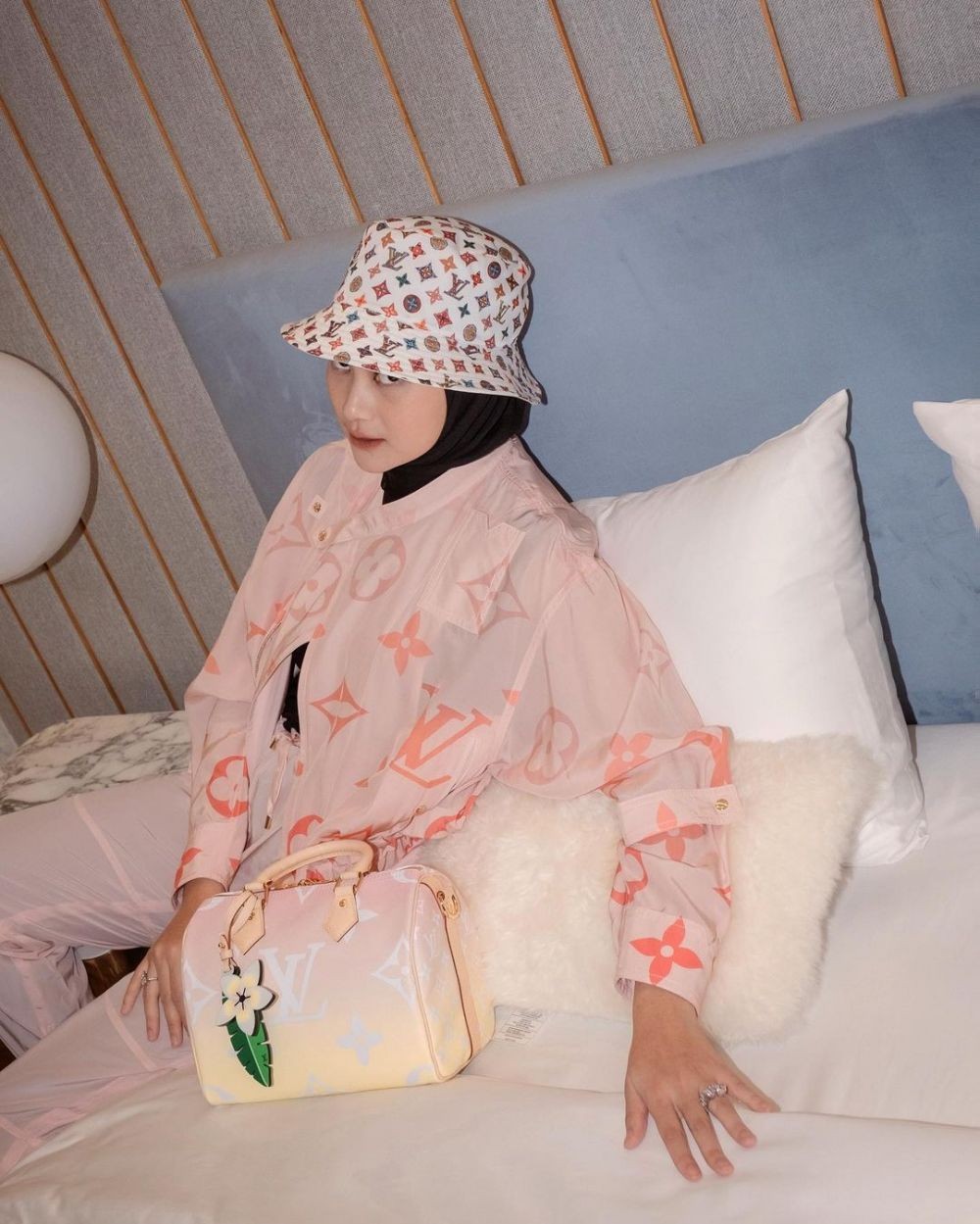 9 Style dengan Bucket Hat yang Bisa Dipakai Sama Hijab, Gaul