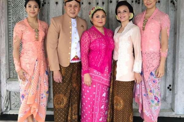 10 Inspirasi Kebaya Ala Keluarga Sherina, Ayu Semuanya!