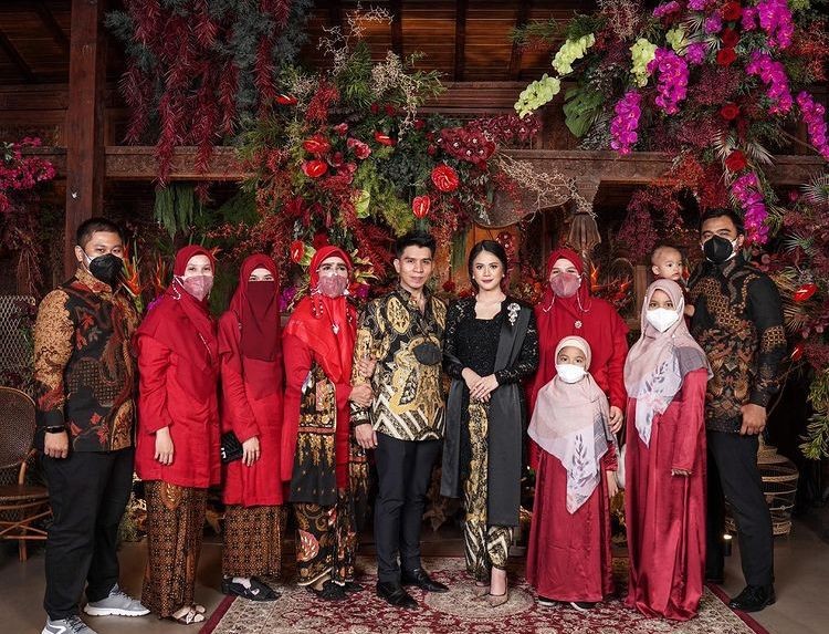 10 Potret Gagah Irfan Govinda ketika Melamar Sang Kekasih