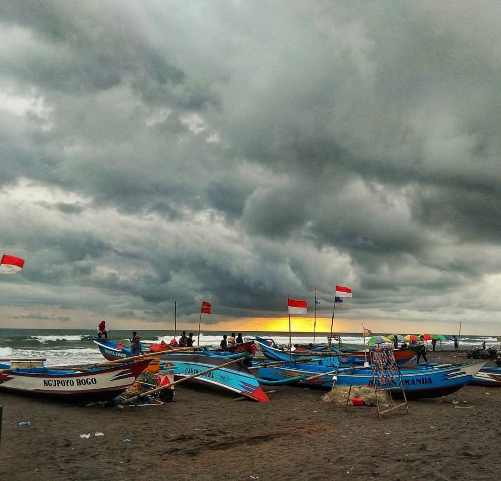 5 Pantai dengan Tempat Makan Seafood di Yogyakarta, Bikin Betah!