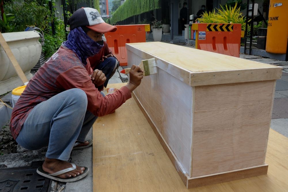 Kematian COVID-19 Tinggi, Pemkot Surabaya Produksi Peti Mati Sendiri