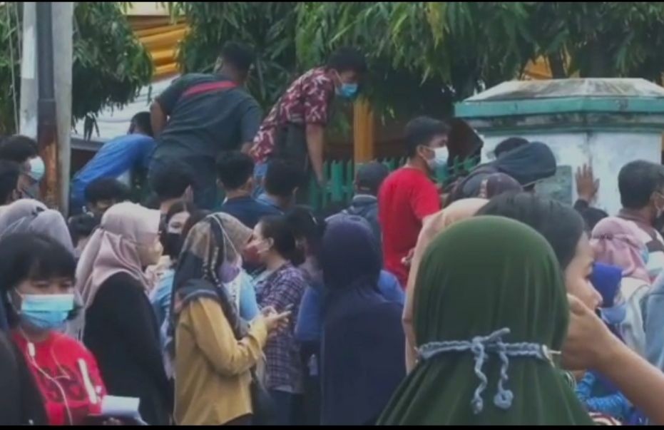 Eva Dwiana Bubarkan Massa Vaksinasi Dinkes Lampung Picu Kerumunan