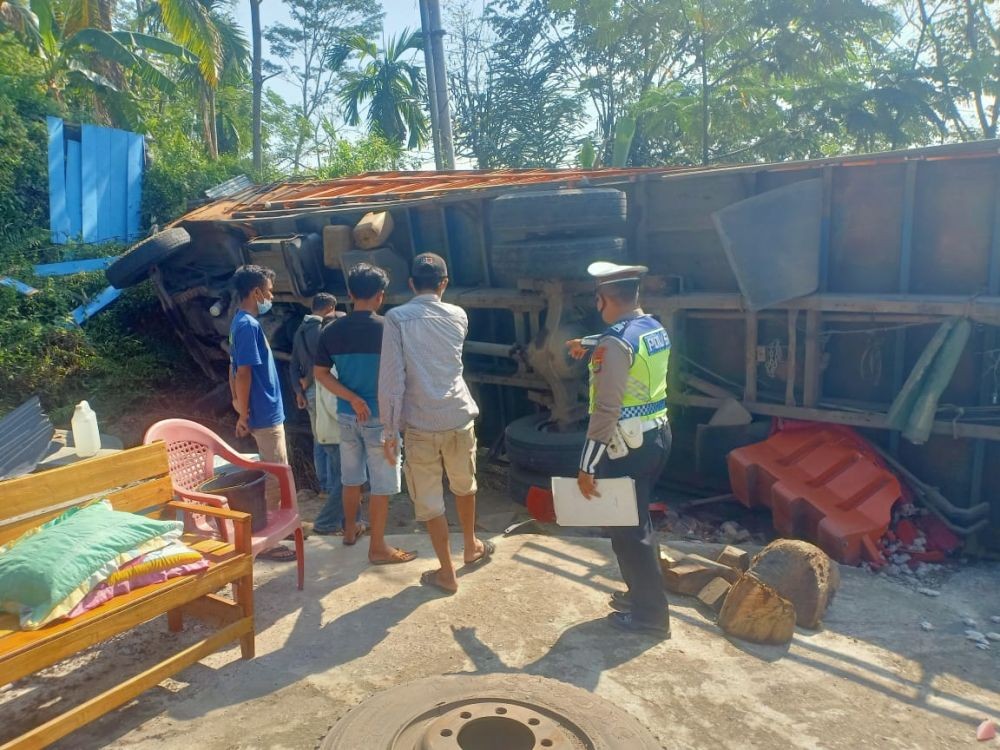 Fuso Tabrak Pos Base Kamp Derek di Tanggamus, Satu Warga Meninggal