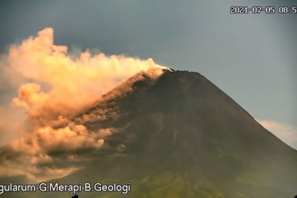 Senin Pagi, Merapi Muntahkan Awan Panas ke Barat Daya
