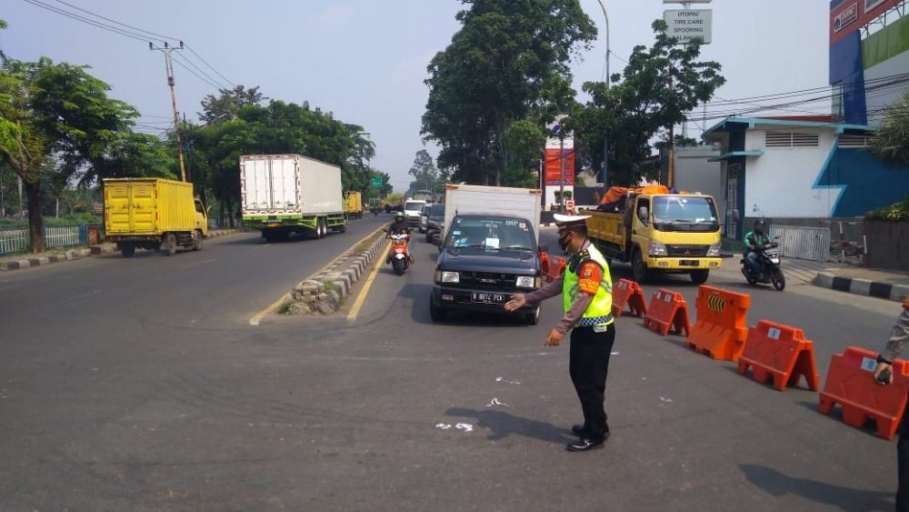 PPKM, Ratusan Kendaraan Putar Balik di Jalan Daan Mogot Tangerang