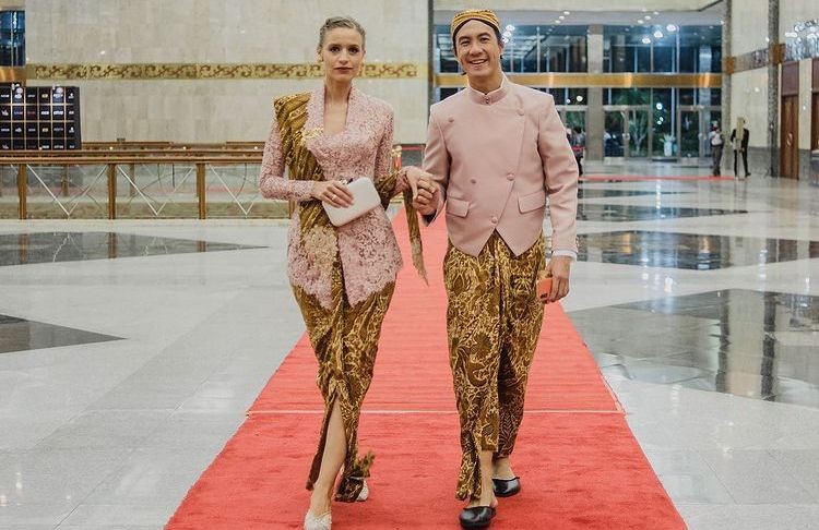 Potret 10 Tahun Kisah Cinta Daniel Mananta dan Istri Bulenya Viola