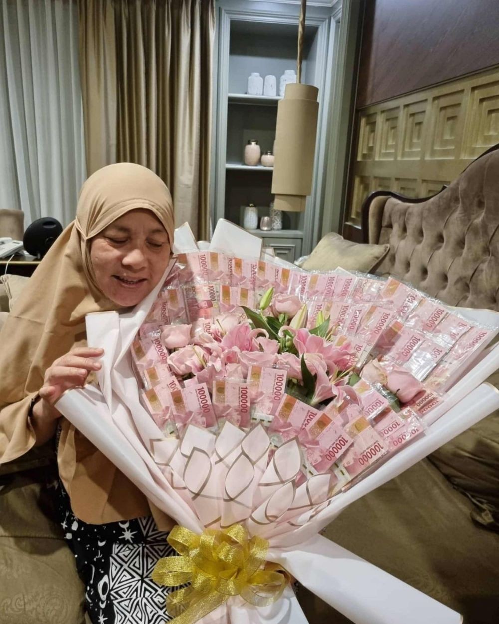 HUT Mama, 10 Momen Prilly Latuconsina Hadiahi dengan Bucket Uang