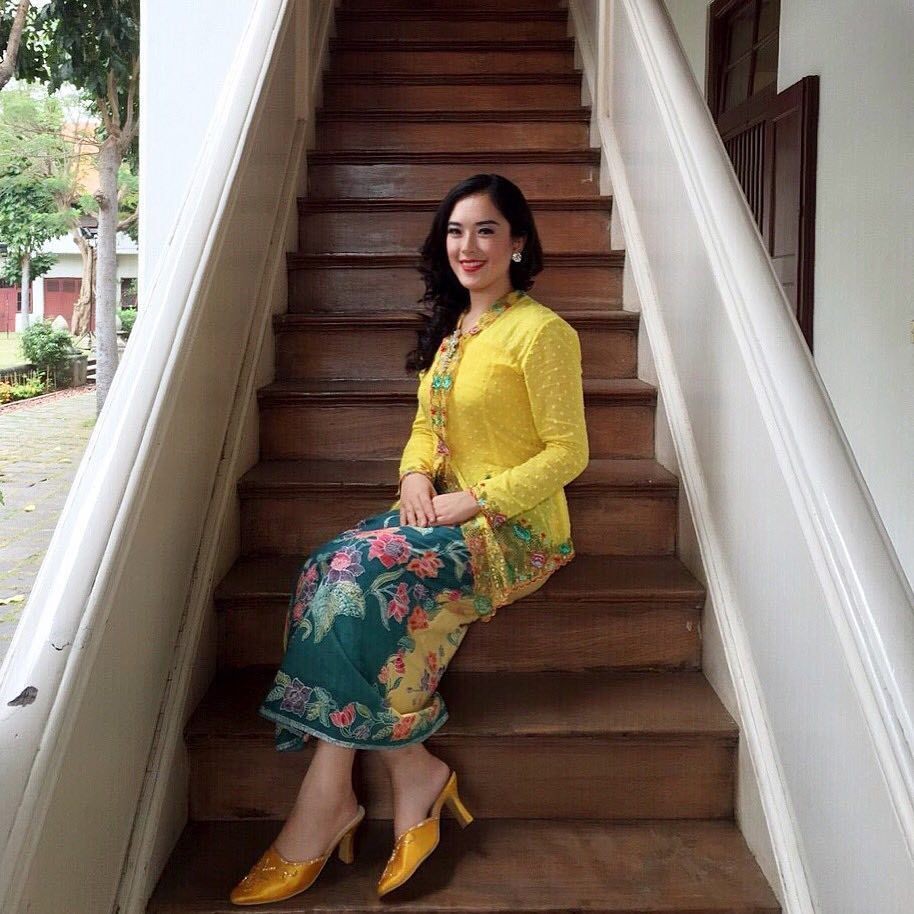 9 Kebaya ala Aktris 'Tukang Ojek Pengkolan', Memesona!