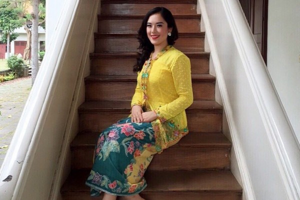 Tiap Pasang Mata Tersihir! 9 Ide Dress Kondangan ala Michelle Wanda