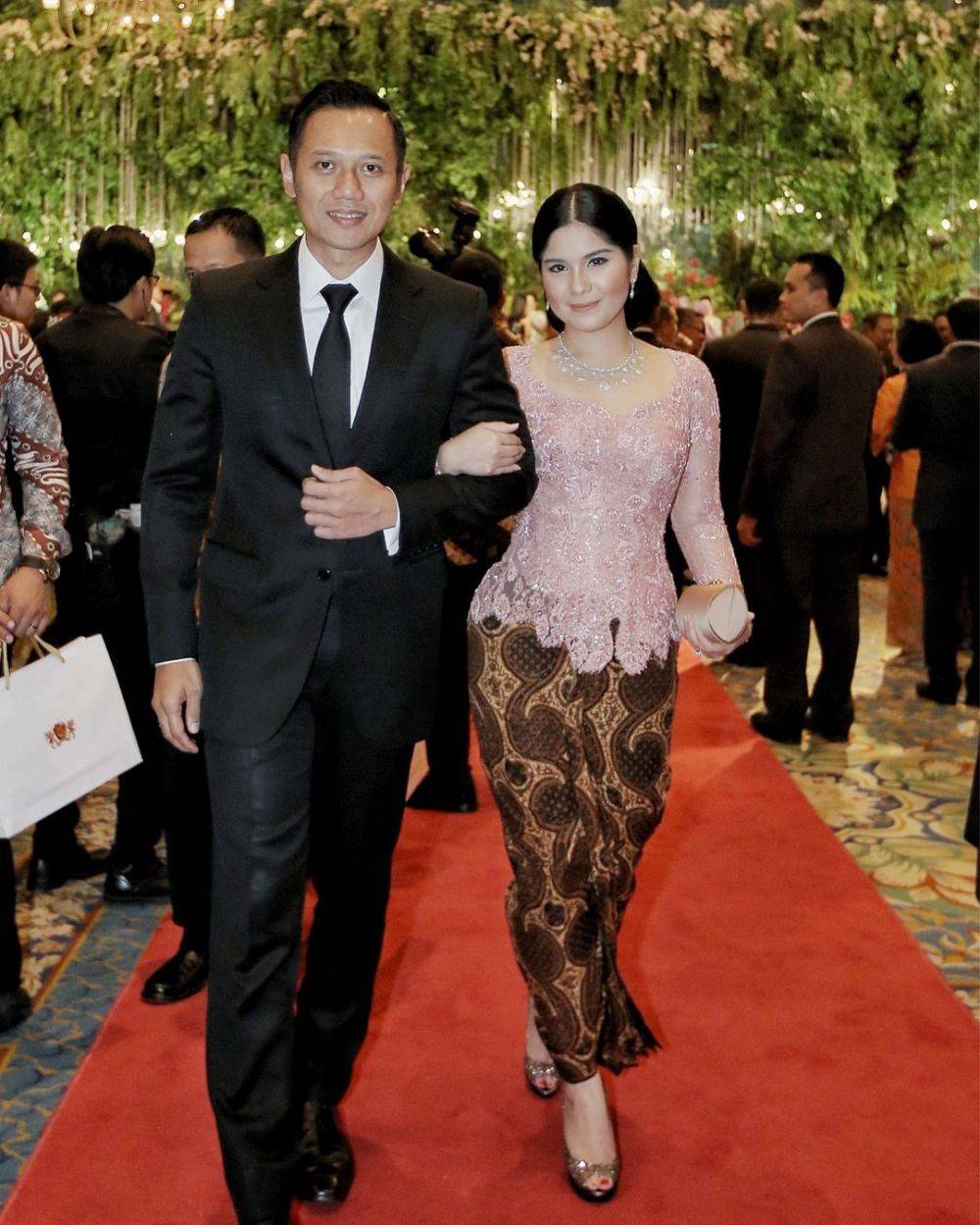 9 Inspirasi Kebaya Kondangan Ala Annisa Pohan