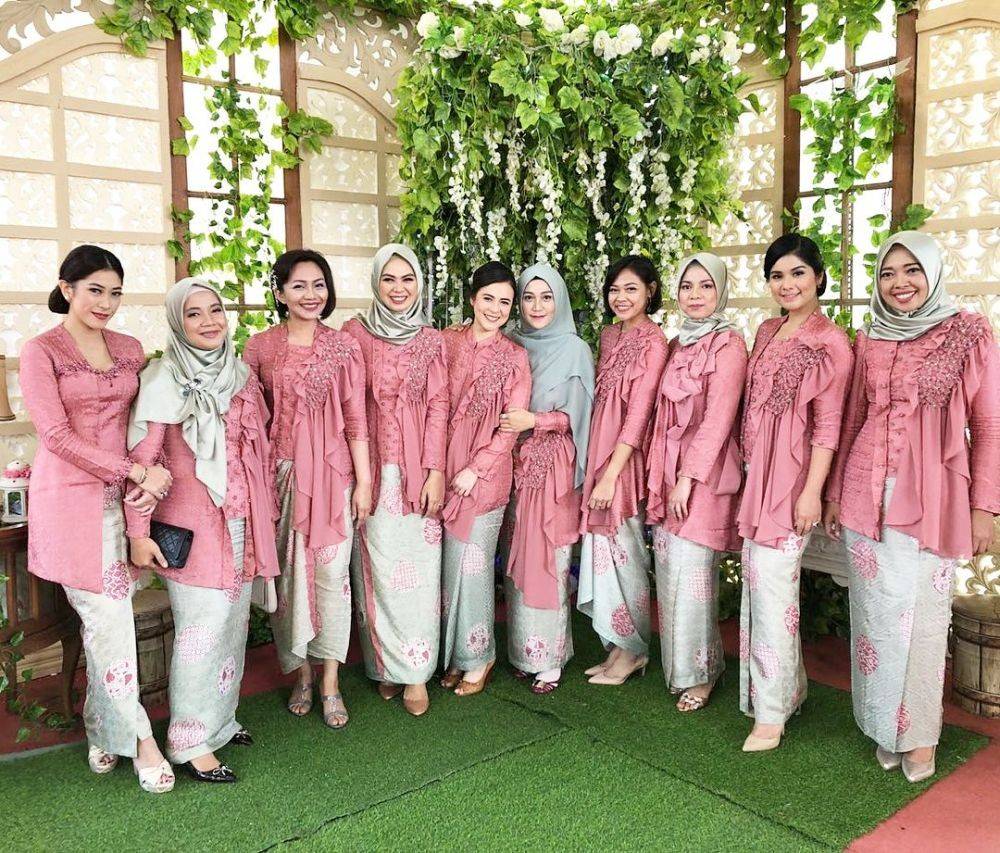 9 Inspirasi Kebaya Kondangan Ala Annisa Pohan