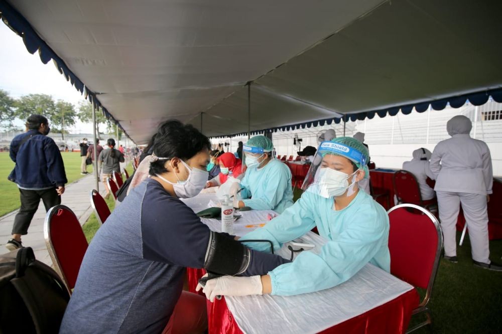 Warga Antusias, Stok Vaksin COVID-19 di Surabaya Ludes!