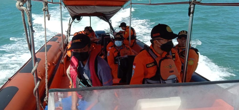 Perahu Hancur, Dua Sahabat di Jepara Selamat Pegangi Serpihan 