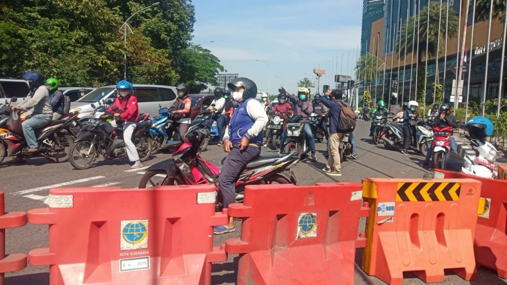 Bundaran Waru Pintu Masuk Surabaya Ditutup Total, Pengendara Kecewa