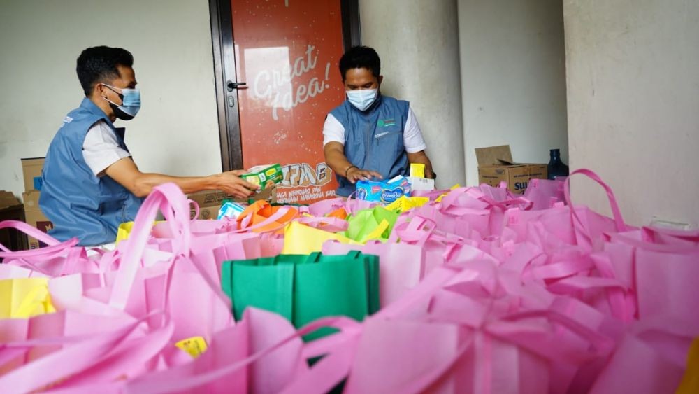 Saling Bantu, UM Surabaya Kirim Paket Sehat untuk Warga Isoman