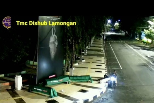 Dua Pria di Lamongan Nekat Curi 'Pocong' di Alun-alun Kota