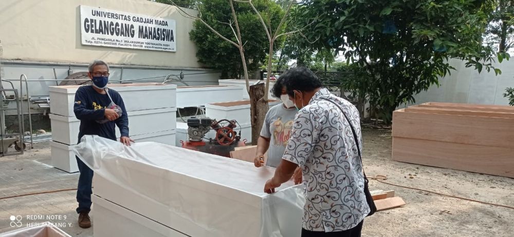 Kasus Kematian COVID Tinggi, Relawan di Yogyakarta Membuat Peti Mati 