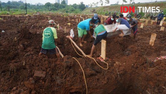 Suku Cadang Eksavator Penggali Makam COVID-19 TPU Jombang Raib Dicuri 