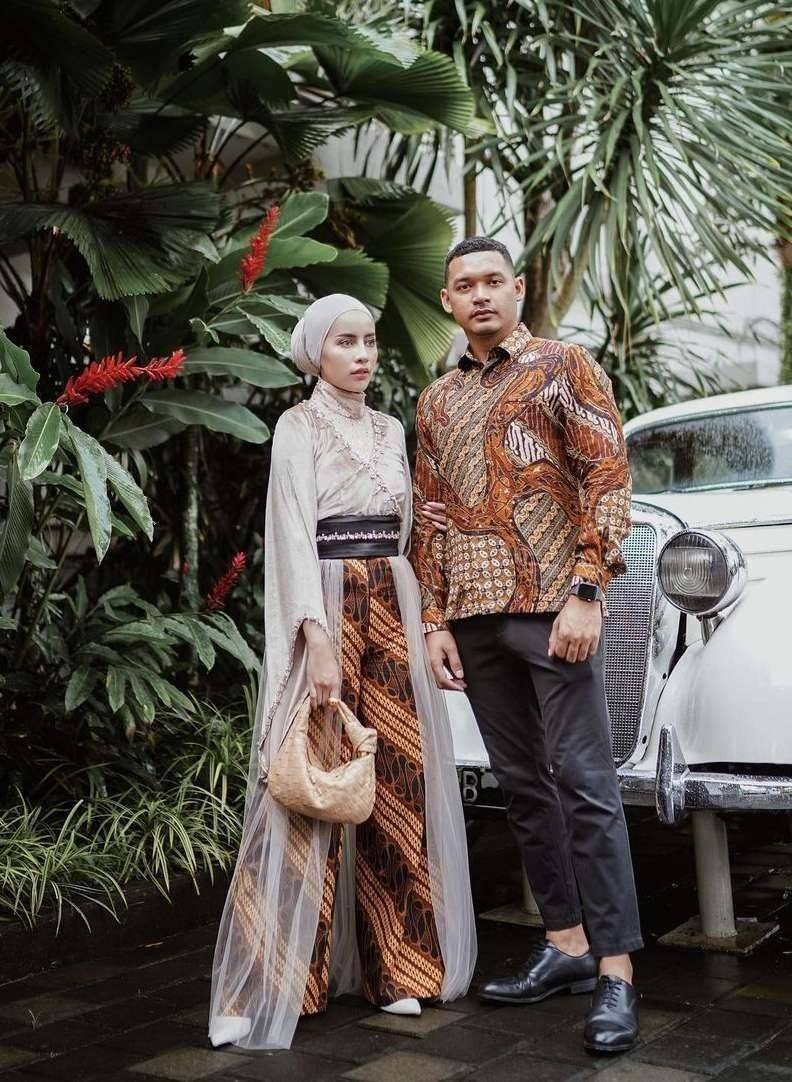 10 Ragam Paduan Celana Batik Untuk Style Kondangan, Trendi!