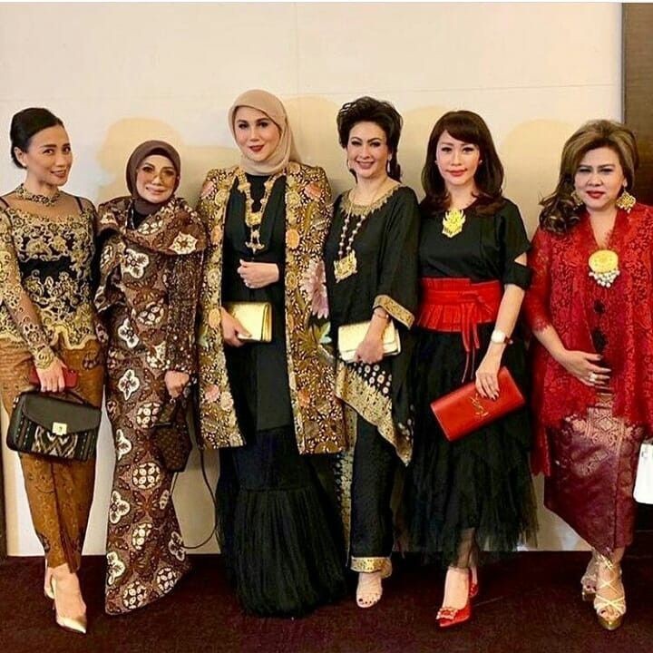 11 Style Kondangan Aktris Hits Era 90 An Mewah Memikat