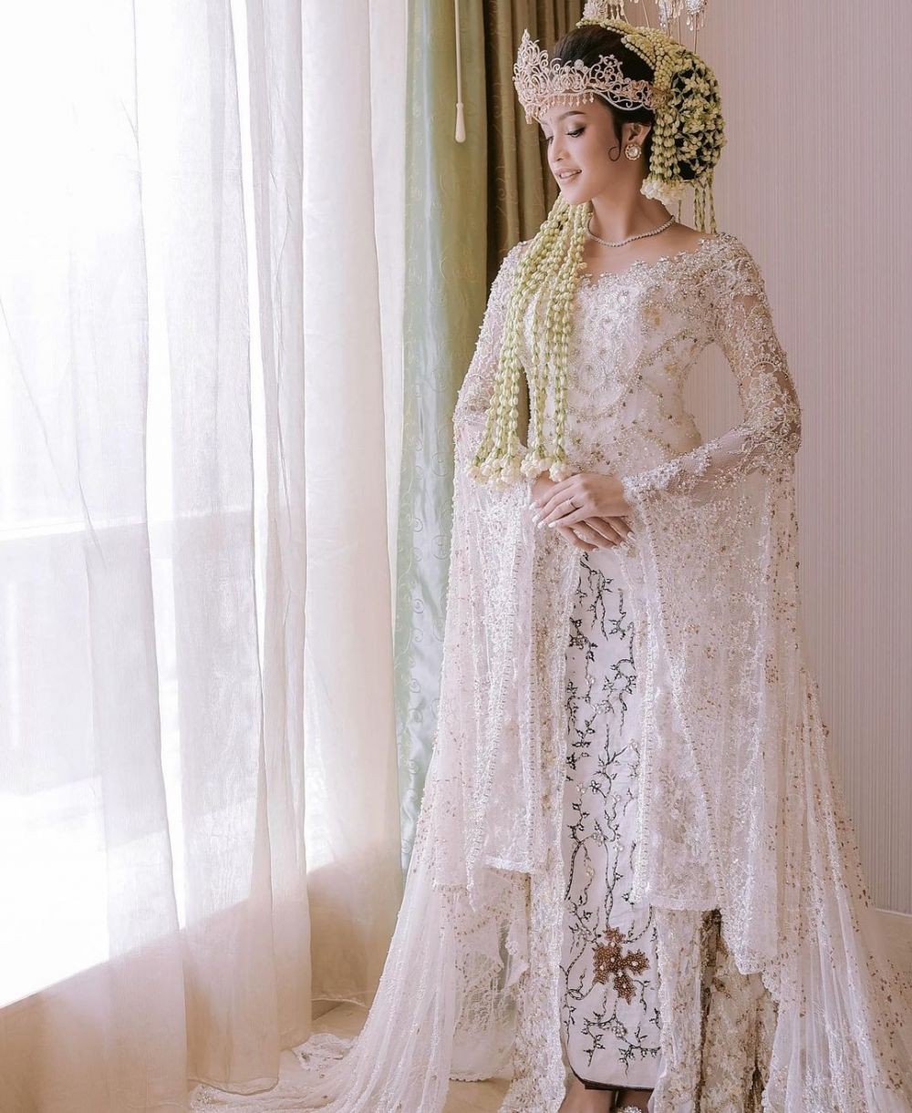 Ide Kebaya Pernikahan Warna Putih Ala Artis Klasik Modern