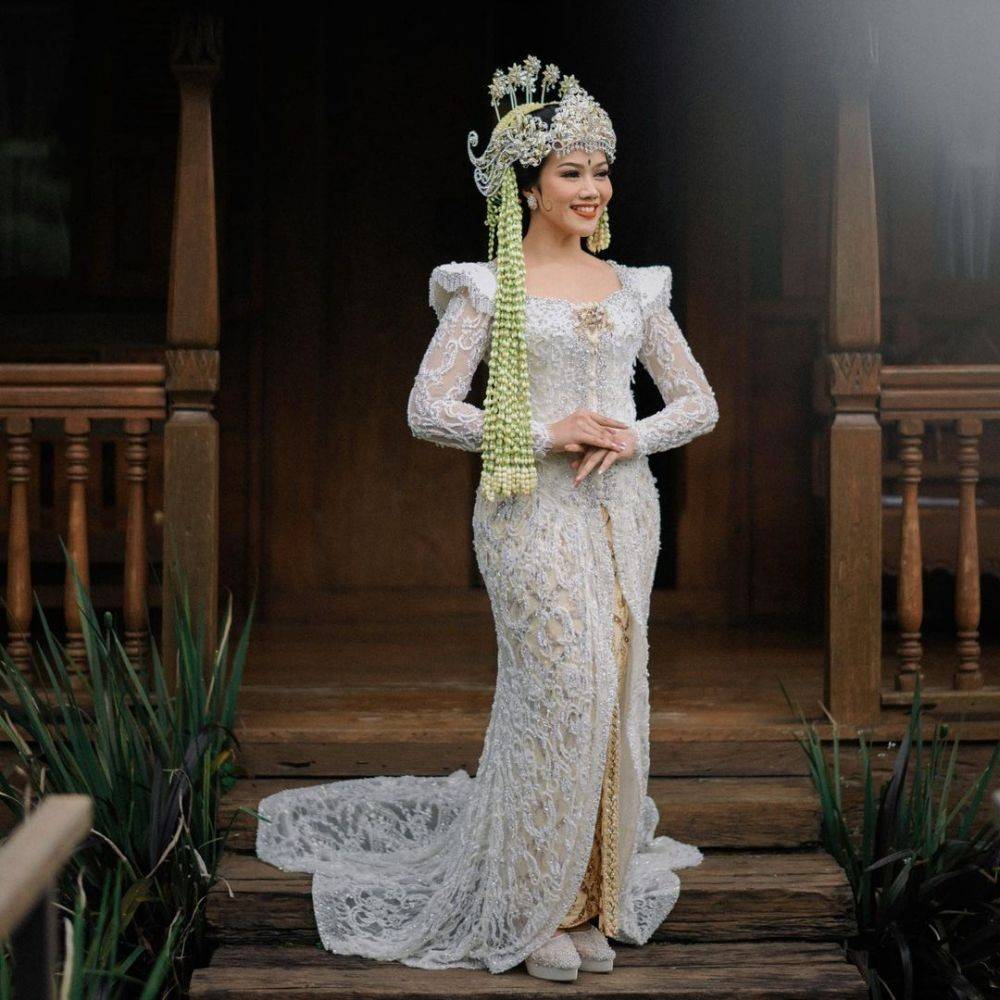 Ide Kebaya Pernikahan Warna Putih Ala Artis, Klasik-Modern