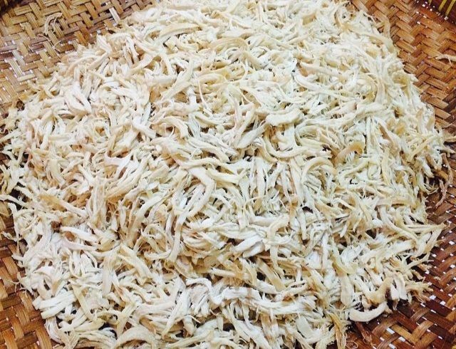 Pedas dan Gurih! Begini Resep Ayam Suwir Cabai Garam