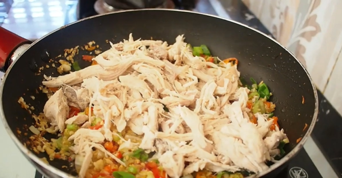 Pedas dan Gurih! Begini Resep Ayam Suwir Cabai Garam
