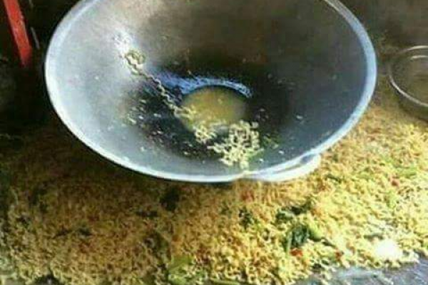 Apesnya Keterlaluan, 10 Potret Makanan Tumpah yang Berakhir Ngenes