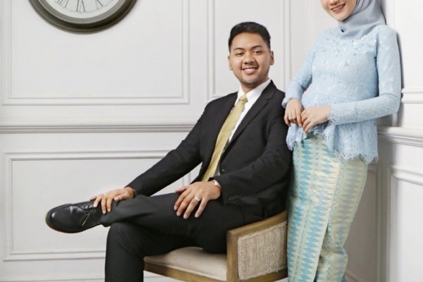 10 Gaya Berkebaya Bumil Selebriti yang Cetar Penuh Inspirasi