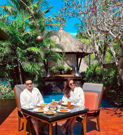 9 Kemesraan Liburan Cut Tari dan Richard Kevin dengan Anak Sambung