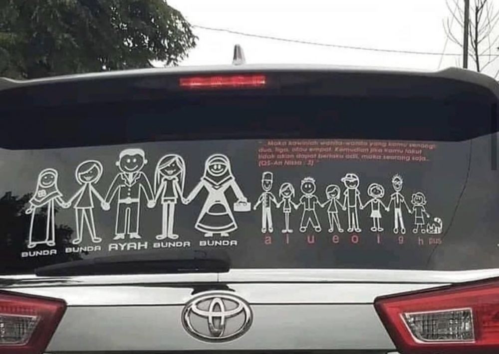 10 Potret Stiker Lucu di Kaca Mobil Ini Bikin Ngakak Selama Perjalanan