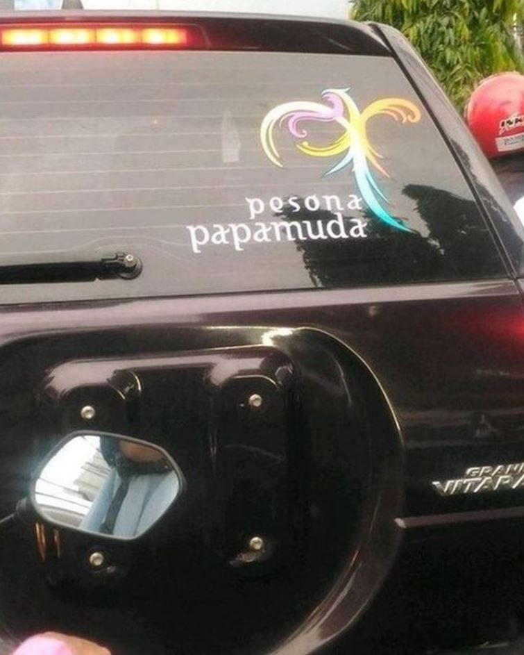 10 Potret Stiker Lucu di Kaca Mobil Ini Bikin Ngakak Selama Perjalanan