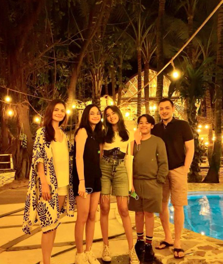 9 Kemesraan Liburan Cut Tari dan Richard Kevin dengan Anak Sambung
