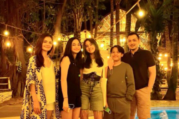 9 Kemesraan Liburan Cut Tari dan Richard Kevin dengan Anak Sambung