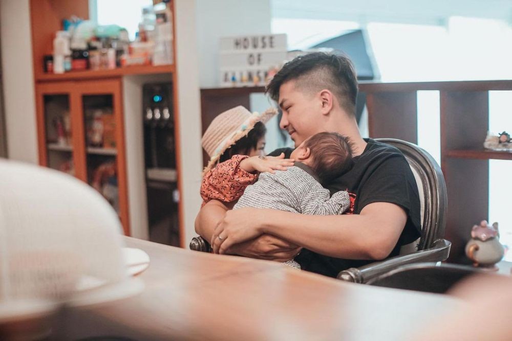 Papa Muda Gaul, 10 Gaya Glenn Alinskie ketika Momong Buah Hati