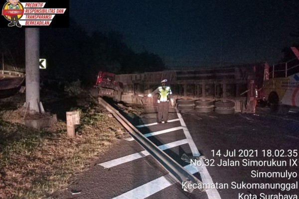 Mobil Tertimpa Kontainer di Tol Satelit, Sopir Tewas di Lokasi