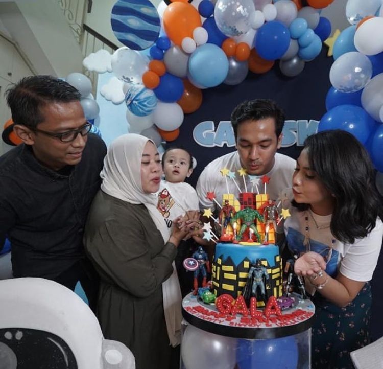 Damai dengan Ayah, 10 Potret Keluarga Vanessa Angel Rayakan HUT Gala