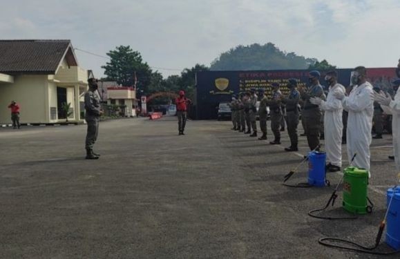 Hari ke-4 PPKM Darurat, Satbrimob Lampung Semprot Disinfektan ke Toko