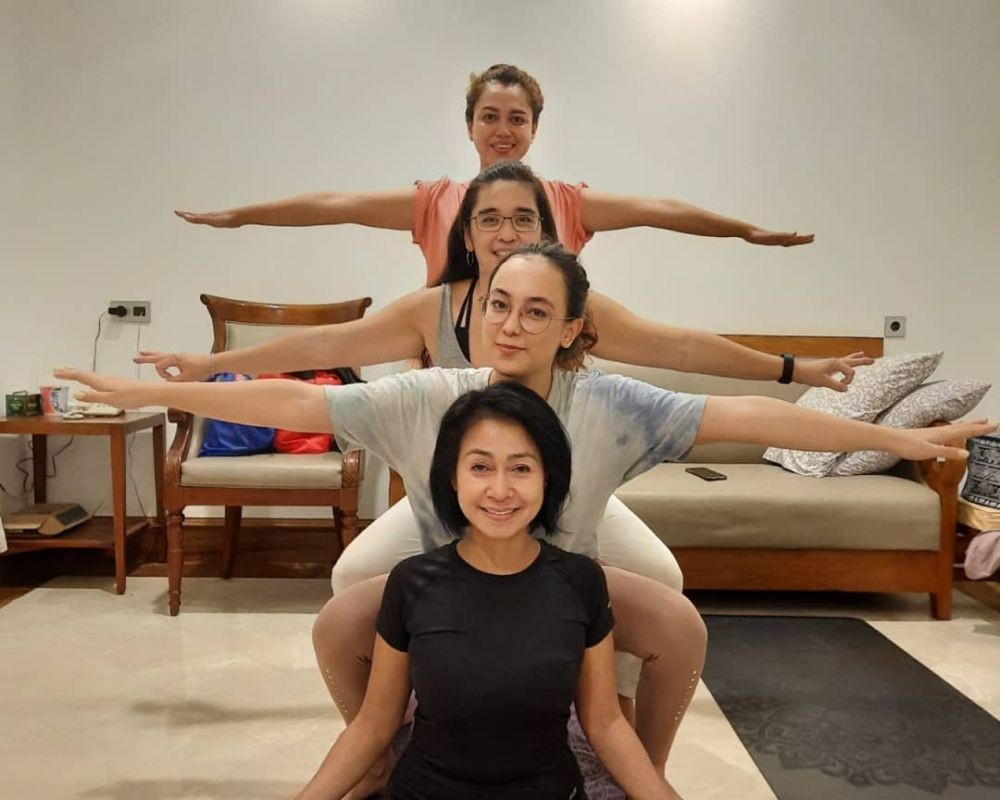 Sehat Utama, 10 Kekompakan Pemain Ikatan Cinta saat Olahraga Yoga