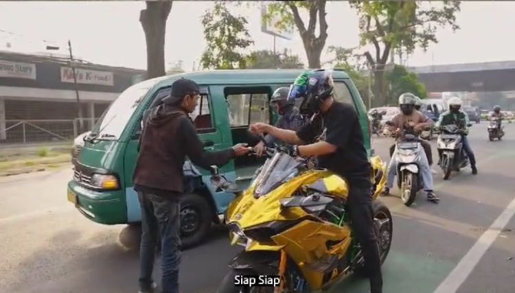 Potret Doni Salmanan, Pemotor yang Viral Bagi-bagi Duit di Jalan