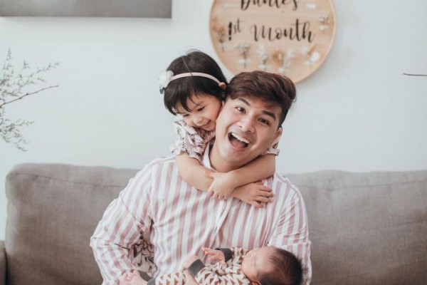 Papa Muda Gaul, 10 Gaya Glenn Alinskie ketika Momong Buah Hati