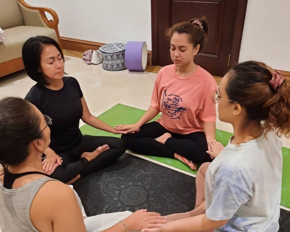 Sehat Utama, 10 Kekompakan Pemain Ikatan Cinta saat Olahraga Yoga