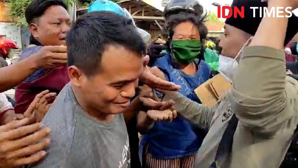 Viral, YouTuber Ujang Bustomi Bagi-bagi Uang di Cirebon 