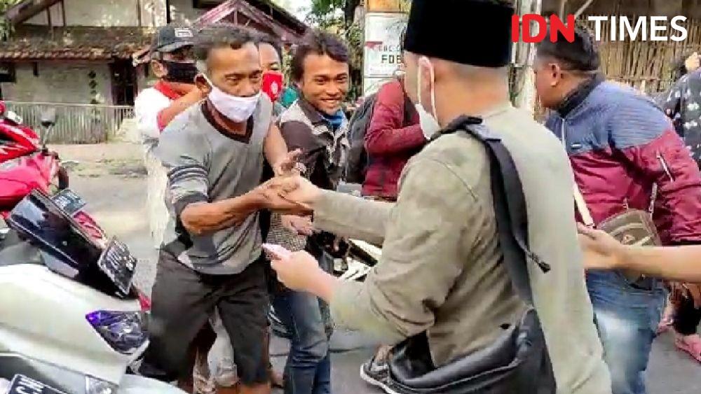 Viral, YouTuber Ujang Bustomi Bagi-bagi Uang di Cirebon 