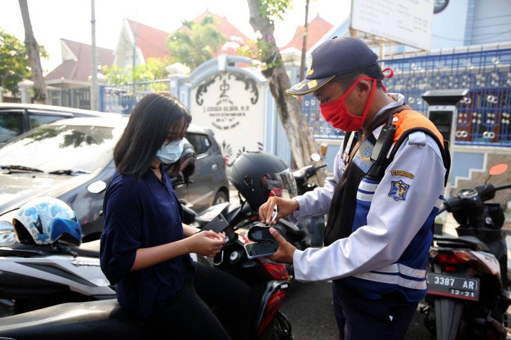 Cegah Penularan COVID-19, Pemkot Surabaya Atur Parkiran Cashless
