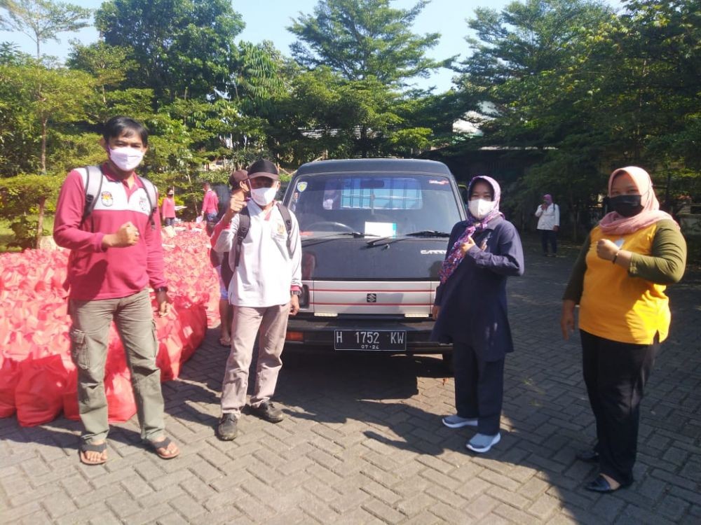 8 Potret Penyaluran Sembako bagi Warga Isoman di Semarang, Semoga Bermanfaat!