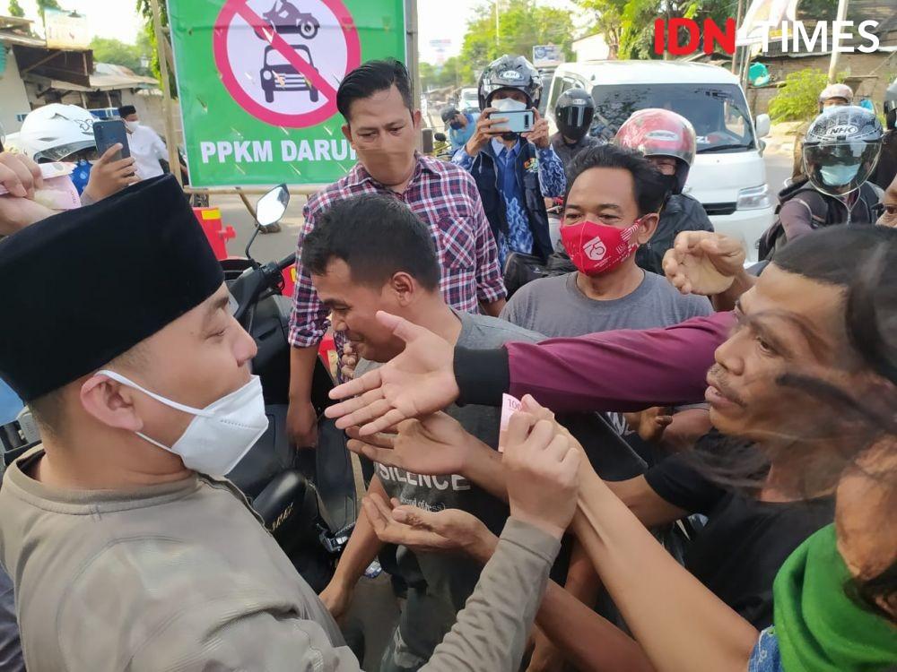 Viral, YouTuber Ujang Bustomi Bagi-bagi Uang di Cirebon 