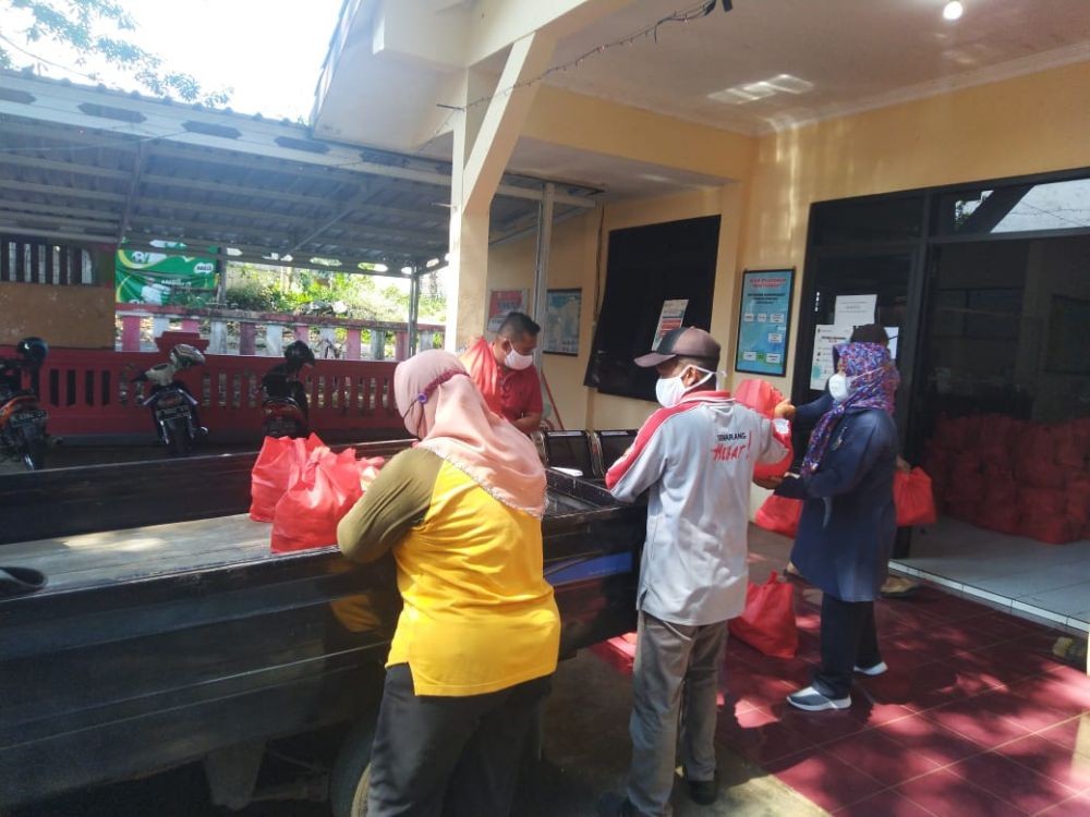 8 Potret Penyaluran Sembako bagi Warga Isoman di Semarang, Semoga Bermanfaat!