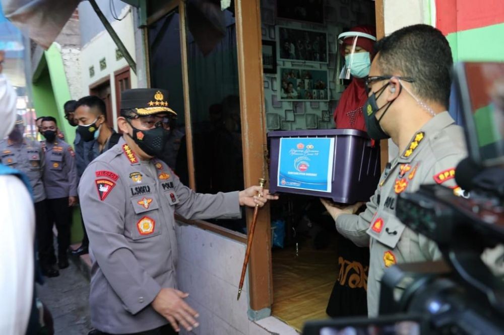 Borong Beras, Polrestabes Bandung Beri Bantuan Warga Terdampak COVID